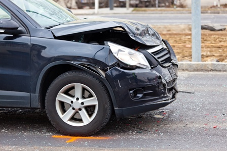 Schwarzes Unfallauto mit Frontalschaden als Beweis für das Verkehrsrecht